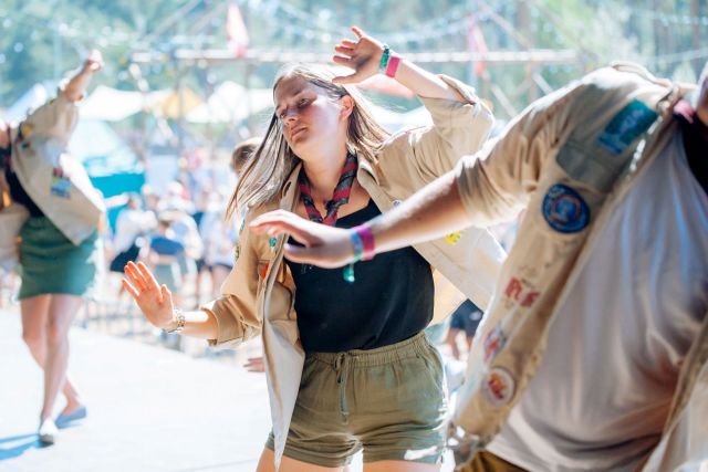 Leiders dansen de jaarlieddans op Herfstontmoeting