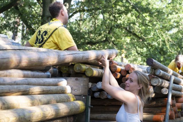 Sisser en leidster laden sjorhout op camion op HO