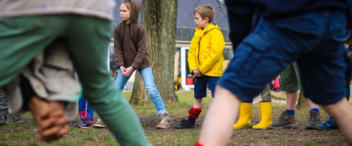 Een scoutsgroep speelt chinese voetbal.