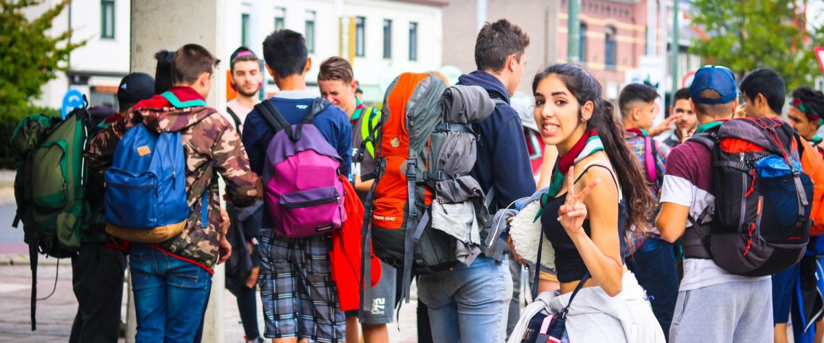 groep jongeren met rugzakken