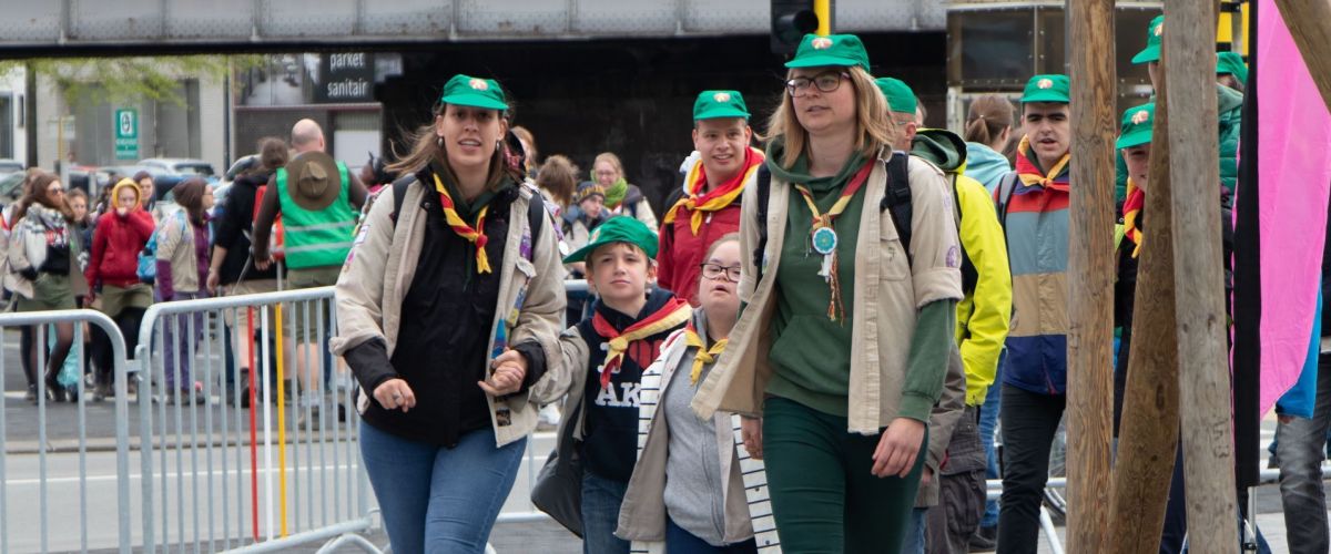 Twee scoutsleidsters komen met hun akabegroep aan op een akabe-evenement.