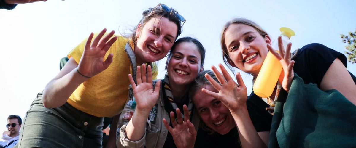 Een groep leiding die in een spiegel op de grond een foto trekken