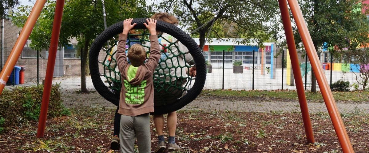 Akabeërs spelen met een grote schommel