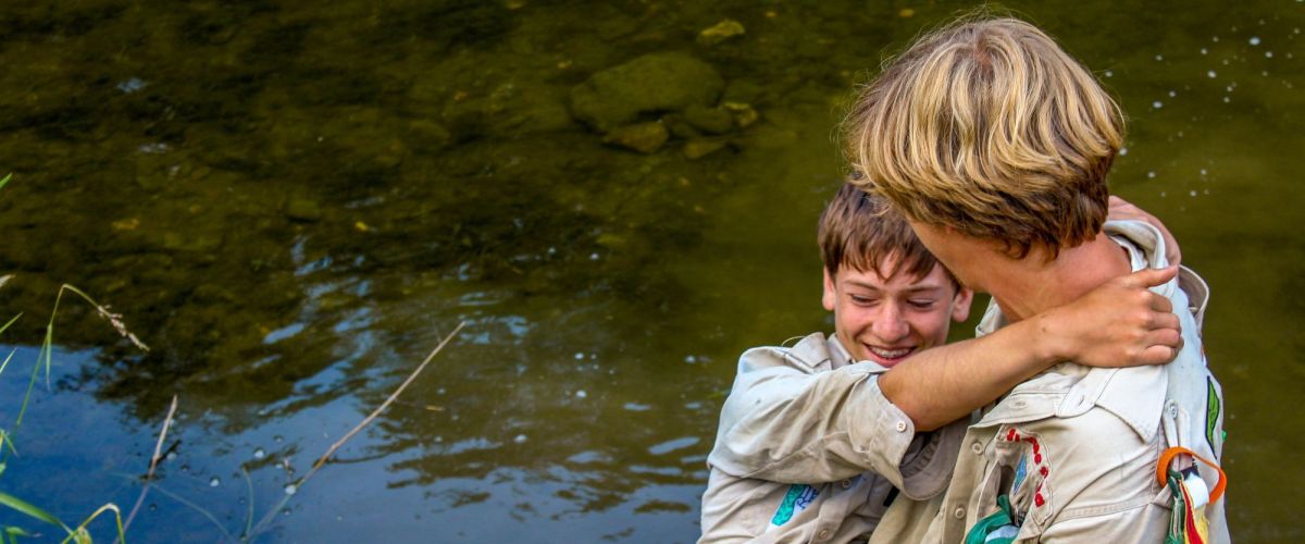 Leiding die een lid uit het water helpt