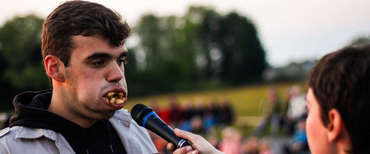 Jin die met mond vol letterkoekjes praat