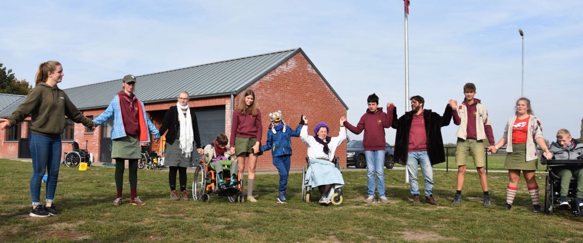 Akabegroep staat in een grote kring op een grasveld.