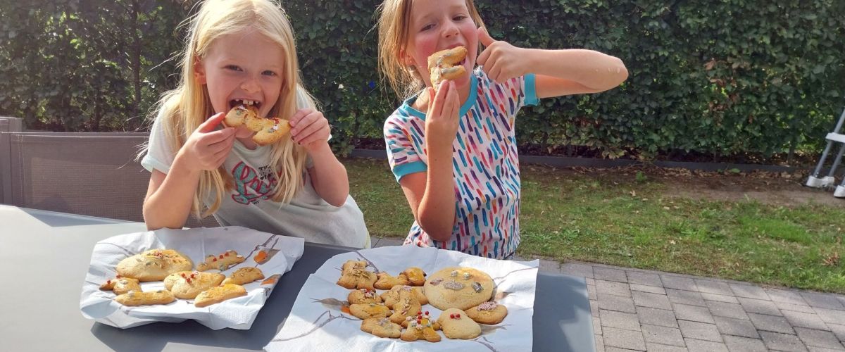 Fee en Mare smullen van hun zelfgemaakte koekjes