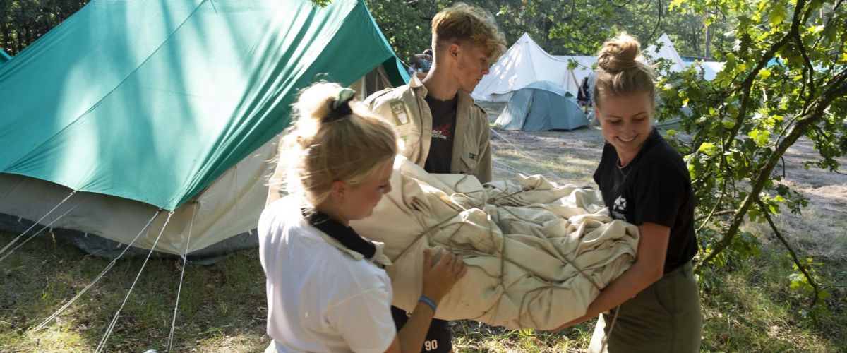 Leiding draagt een tent