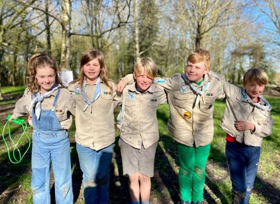 vijf welpen knuffelen elkaar