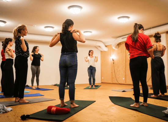 sessie yoga tijdens Vorming à la carte