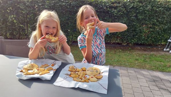 Fee en Mare smullen van hun zelfgemaakte koekjes