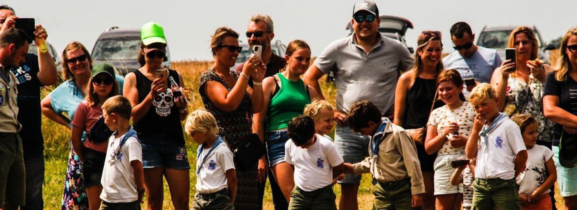 ouders komen kinderen halen van het kamp